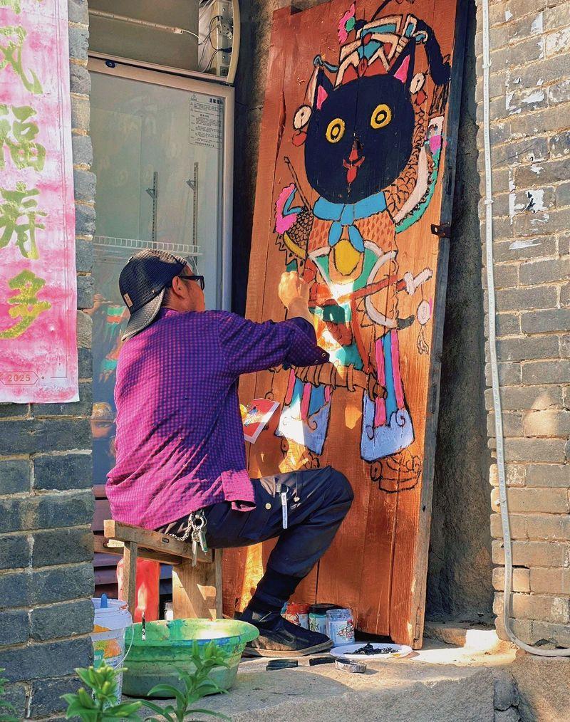 「猫村」原名东坪村，到处都是充满趣味的的猫咪涂鸦。(取材自河北日报)