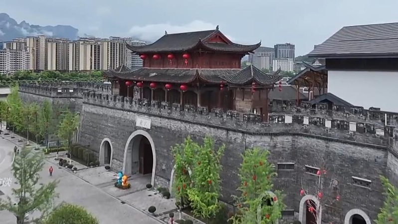 大庸古城里空无一人。(取材自央视)