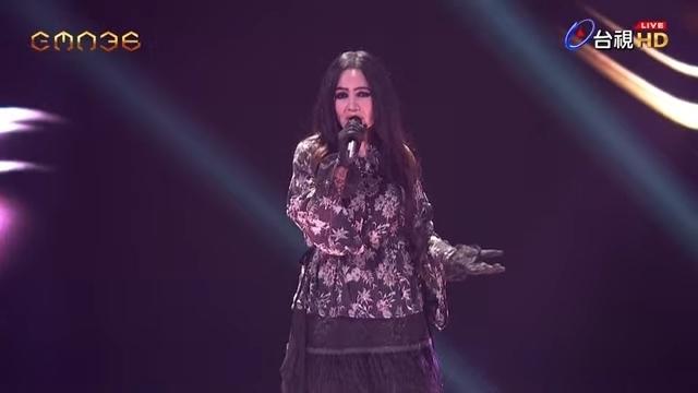 潘越云担任金曲特别贡献奖献奖人,致敬翁孝良老师。图/翻摄自台视