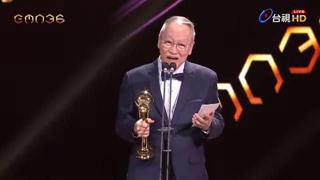 潘越云担任金曲特别贡献奖献奖人，致敬翁孝良老师。图／翻摄自台视