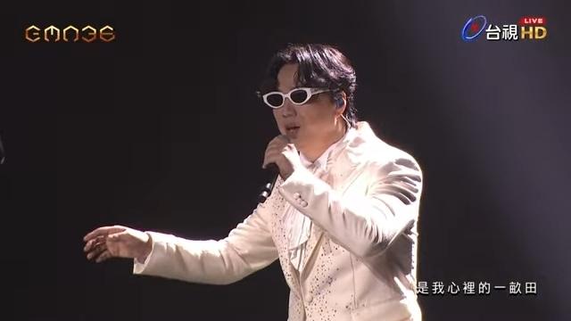 潘越云担任金曲特别贡献奖献奖人，致敬翁孝良老师。图／翻摄自台视