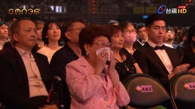 巫启贤演唱马兆骏歌曲。图／翻摄自台视