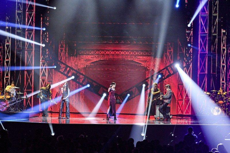 杨乃文与告五人站上金曲舞台。图/台视提供