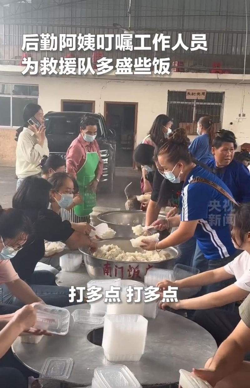 贵州榕江村民为救援队赶制盒饭。(取材自微博)