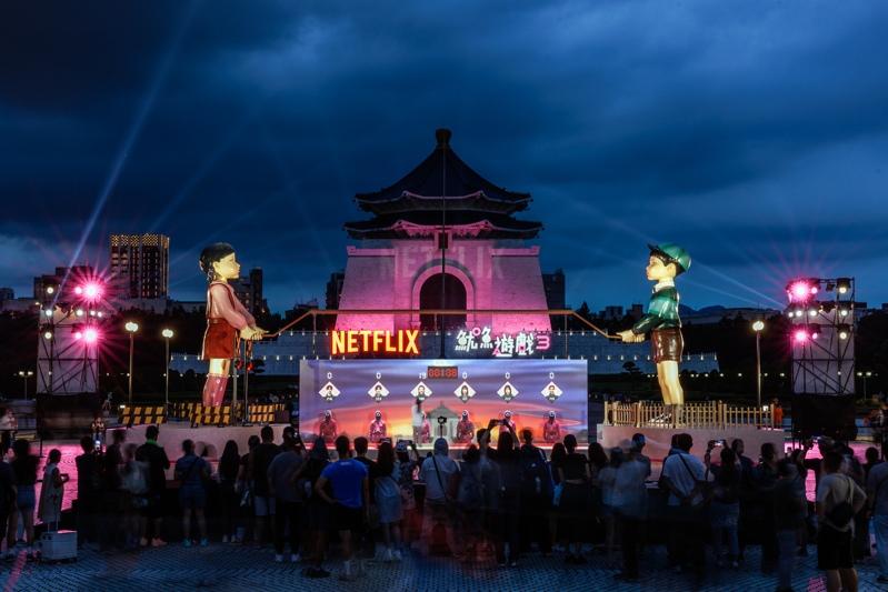 哲秀和英熙来陪台湾粉丝跳绳。图／Netflix提供