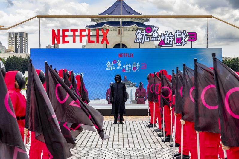 哲秀和英熙来陪台湾粉丝跳绳。图／Netflix提供