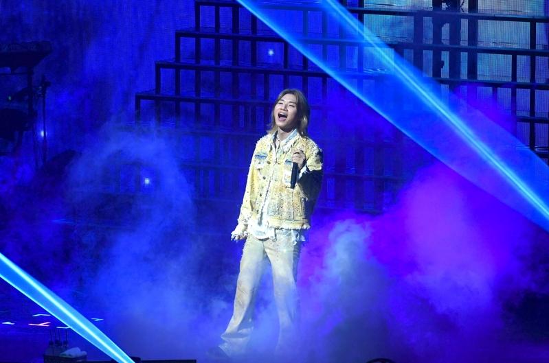 大声在舞群包围下带来多首夯歌。图／COME ON JKSSP提供