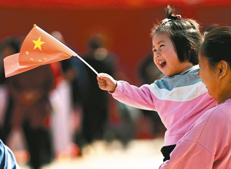 尽管中国当局积极「催婚催生」,但在现实的经济困境和压力下,已连续多年出现出生人口不及死亡人口的「生不如死」现象,已然成为北京须严肃面对的课题。(新华社)
