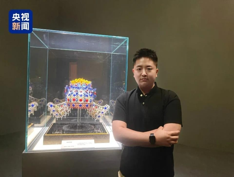 整个作品由将近5000个零部件组成，涉及到的工艺有7、8种。(取材自央视)