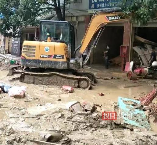 村超球场重新开始清淤。（视频截屏）