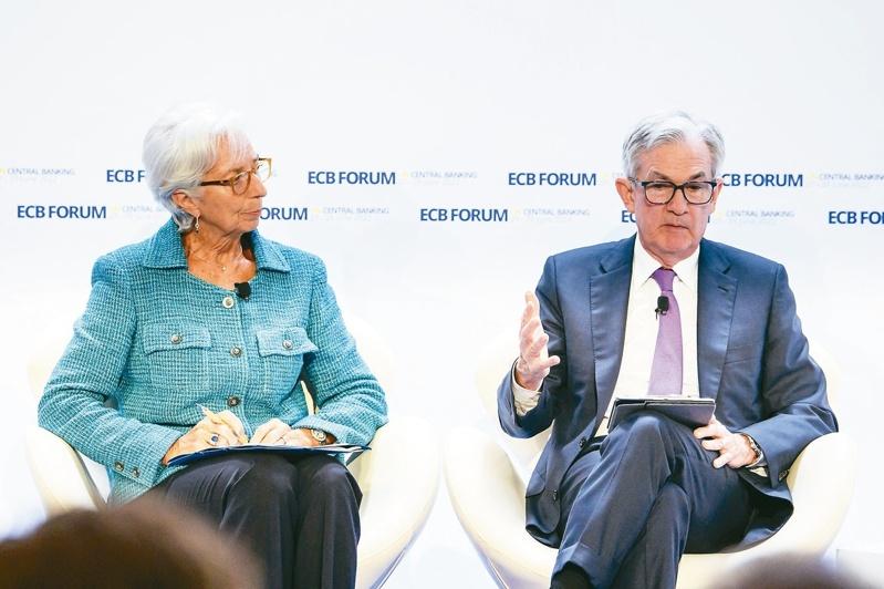 Fed主席鲍尔(右)与ECB总裁拉加德在2022年ECB年会同台。(路透)【作者:蔡棹舟,日期:2025-06-30,数字典藏序号:20250629220855342】