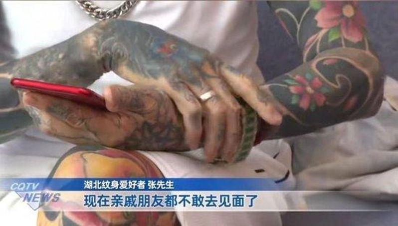 68岁大爷全身重彩纹身。(取材自新闻坊)