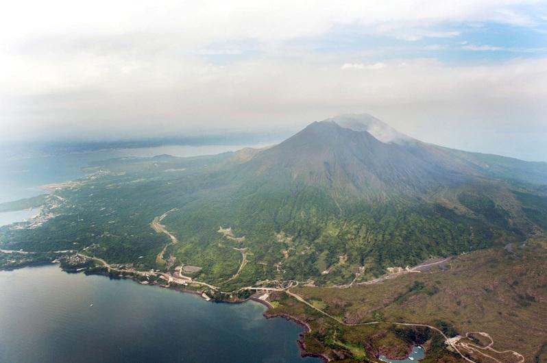 日本鹿儿岛县30日发生规模4.5的地震。图为鹿儿岛县内的樱岛火山。(路透数据照片)
