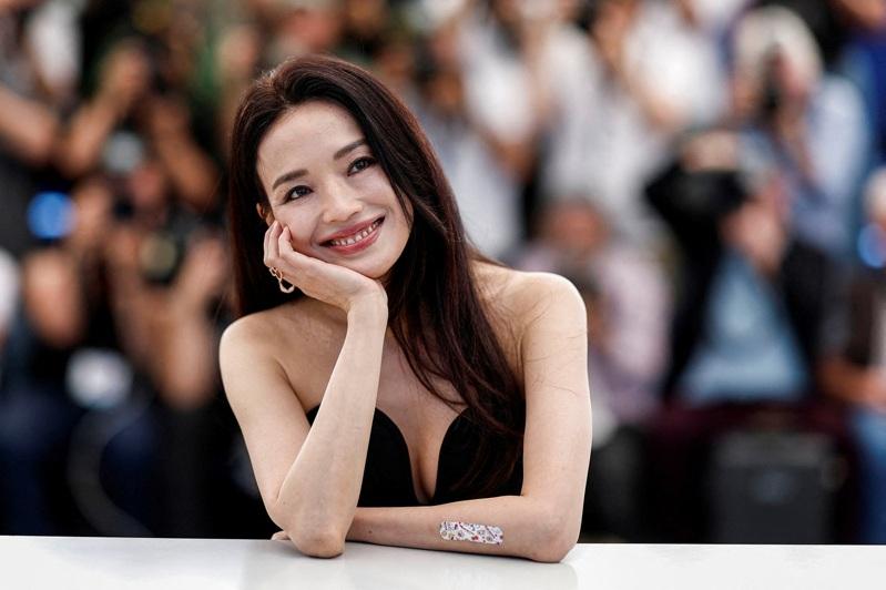 演员宋佳凭借在电视剧「山花烂漫时」的表现，获白玉兰奖最佳女主角。(新华社)