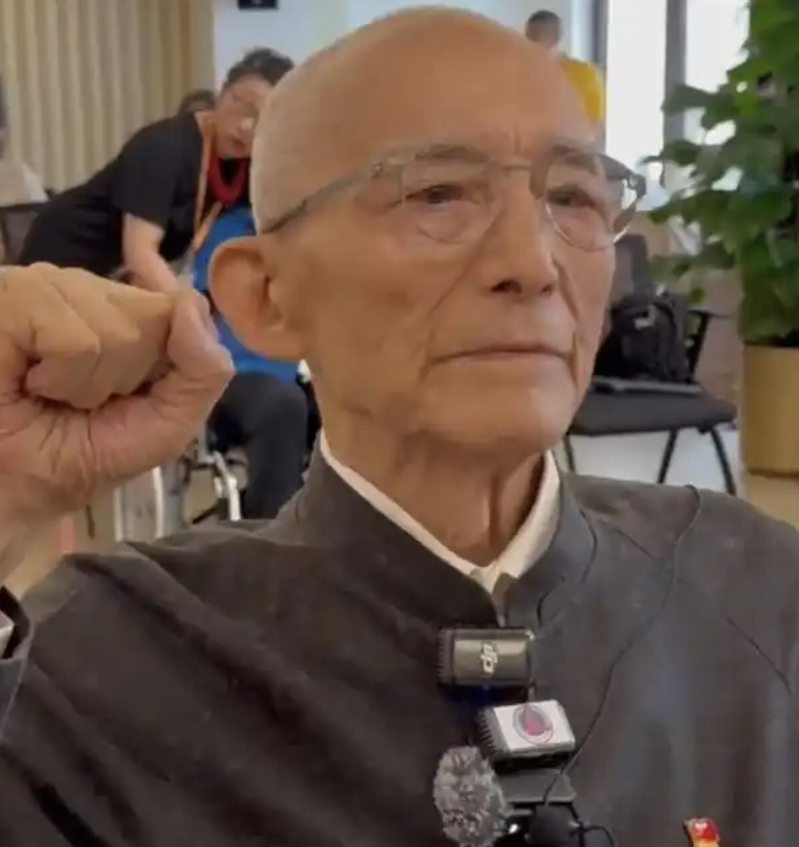 6月30日,92岁的老演员游本昌宣誓加入中共,成为中共党员。(图/取自观察者网)