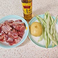 #菜油就选外婆乡，新鲜开榨抢先尝#土豆豆角烧排骨的做法图解1
