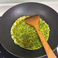 鸡蛋裹韭菜苔碎—妈妈家常菜的做法图解2