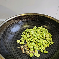 #夏日鲜味轻享健康#松茸鲜蚕豆紫洋葱炒腊肠的做法图解4