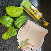 #豪吉藤椒油真香来袭#青椒炒豆片的做法图解1