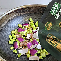 #夏日鲜味轻享健康#松茸鲜蚕豆紫洋葱炒腊肠的做法图解9