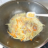 #菜油就选外婆乡,新鲜开榨抢先尝#茭白炒肉丝的做法图解10