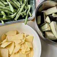 茄子土豆烧豆角的做法图解2