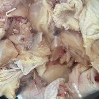 #夏日鲜味轻享健康#柠檬叶焖鸡腿,清新开胃~的做法图解1