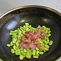 #夏日鲜味轻享健康#松茸鲜蚕豆紫洋葱炒腊肠的做法图解6