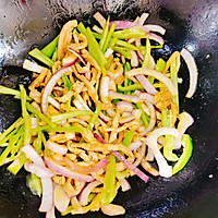 #菜油就选外婆乡,新鲜开榨抢先尝#洋葱辣椒炒肉丝的做法图解9
