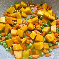 #夏日鲜味轻享健康#南瓜虾仁烩饭的做法图解4
