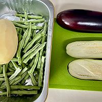 茄子土豆烧豆角的做法图解1