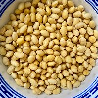 #夏日鲜味轻享健康#黄豆烧肉的做法图解1