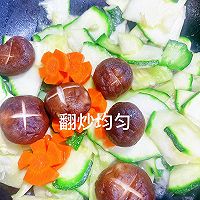 #豪吉藤椒油真香来袭#夏日减脂餐!胡萝卜香菇炒南瓜的做法图解12