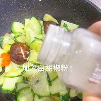#豪吉藤椒油真香来袭#夏日减脂餐!胡萝卜香菇炒南瓜的做法图解15