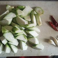 #夏日鲜味轻享健康#双鲜丝瓜炒鱼丸的做法图解3