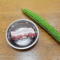#菜油就选外婆乡,新鲜开榨抢先尝#肉片炒苦瓜的做法图解1
