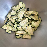#菜油就选外婆乡，新鲜开榨抢先尝#香煎茄子饼的做法图解2