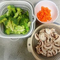 #纳福汇轻松喷出美味#低卡减脂餐!鸡蛋炒什锦菜的做法图解2
