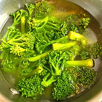 麻酱西兰花苔蘑菇的做法图解2