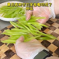 凉拌莴笋丝的做法图解1