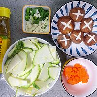 #豪吉藤椒油真香来袭#夏日减脂餐!胡萝卜香菇炒南瓜的做法图解2