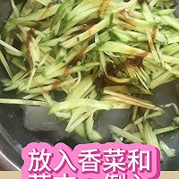 凉拌菜:黄瓜拌凉粉的做法图解2