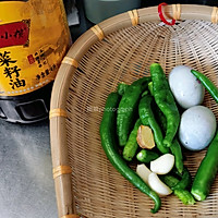 #菜油就选外婆乡,新鲜开榨抢先尝#青椒炒皮蛋的做法图解1