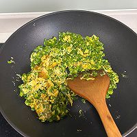 鸡蛋裹韭菜苔碎—妈妈家常菜的做法图解3