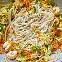 #夏日鲜味轻享健康#虾仁时蔬炒米线的做法图解7