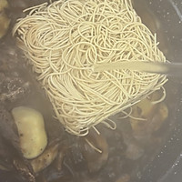 罐头鱼炒茄子焖面的做法图解3