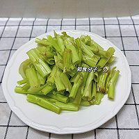 酸辣通心菜梗的做法图解1
