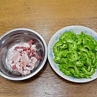 #菜油就选外婆乡,新鲜开榨抢先尝#肉片炒苦瓜的做法图解2