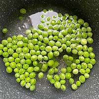 #夏日鲜味轻享健康#虾仁炒豌豆的做法图解2