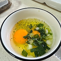 #菜油就选外婆乡，新鲜开榨抢先尝#葱香煎蛋的做法图解1